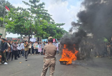 Ratusan Mahasiswa Gelar Aksi Demo Hingga Bakar Ban, Tuntut Kejelasan Program Kebijakan Pemkot Metro