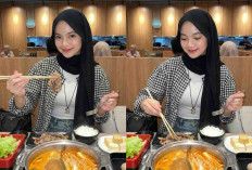 Prompt Gemini AI Potret Realistis Wanita Berhijab Tampil Natural Saat Menikmati Shabu-Shabu dan BBQ