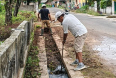 Cegah DBD Di Musim Hujan, Warga Metro Kerja Bakti Bersihkan Gorong Gorong
