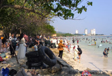 Penghujung Libur Panjang, Wisatawan Serbu Radin Inten Beach 