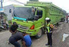 Gorong-gorong Saluran Irigasi Amblas, Truk Fuso Terperosok di Jalinbar Pringsewu