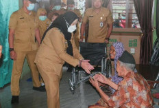 Penyaluran by name by address, Bunda Eva Turun Langsung Bagikan Alkes untuk Warga TBB