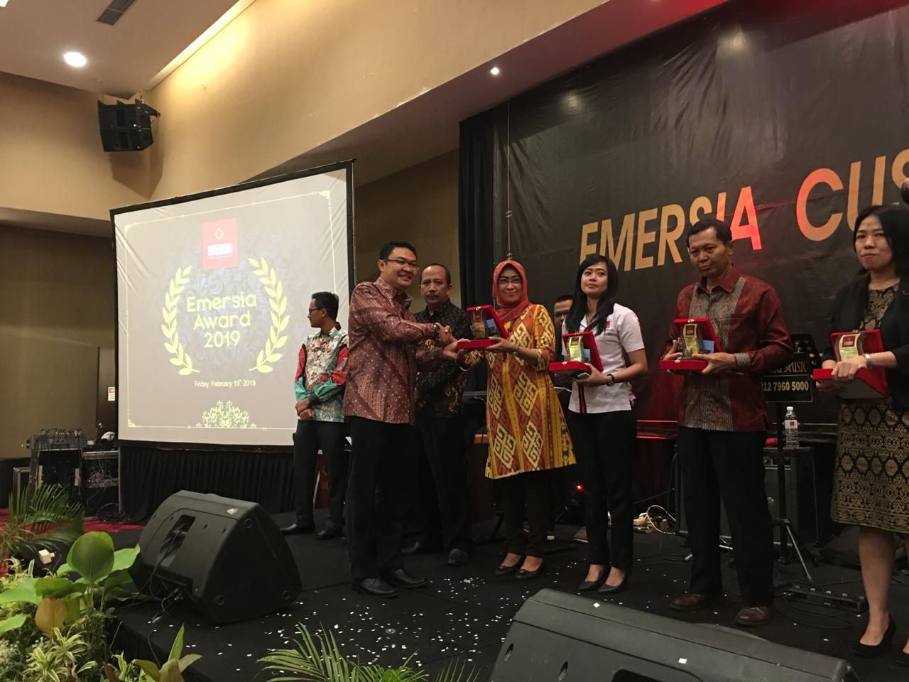 Emersia Lampung Beri Award Customer Setianya