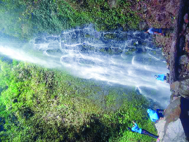 Melepas Penat di Air Terjun Sinar Tiga