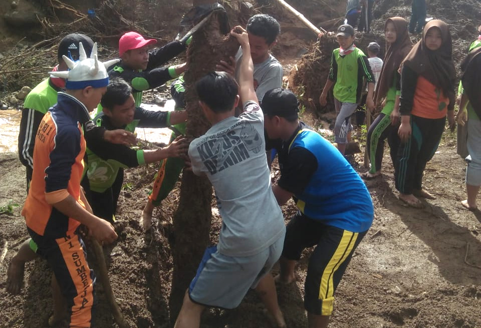 Sungai Mayus Meluap, Belasan Jembatan Rusak, Warga Mengungsi