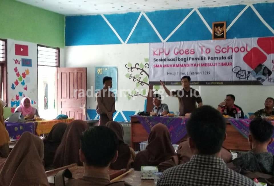 Sasar Pemilih Pemula, KPU Mesuji Goes to School