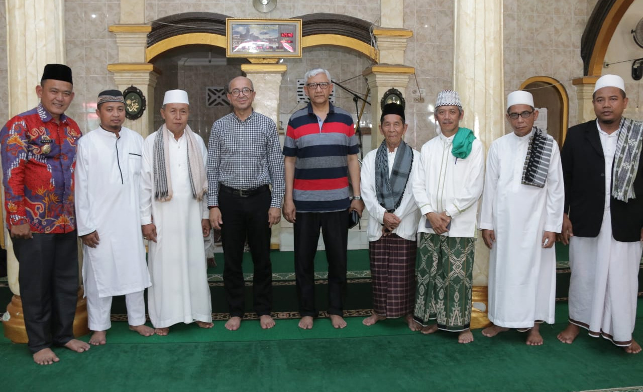 Dubes Yaman dan Arab Saudi Salat Jumat di Masjid KH Ghalib