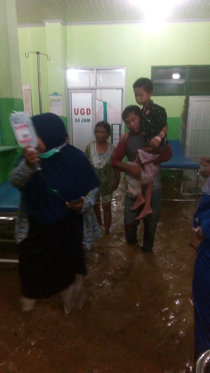 Banjir di Puskesmas, Perawat dan Pasien Kelabakan