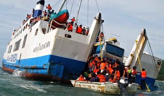 Tersandung Hewan Laut, Kapal Feri Jetfoil Alami Kecelakaan