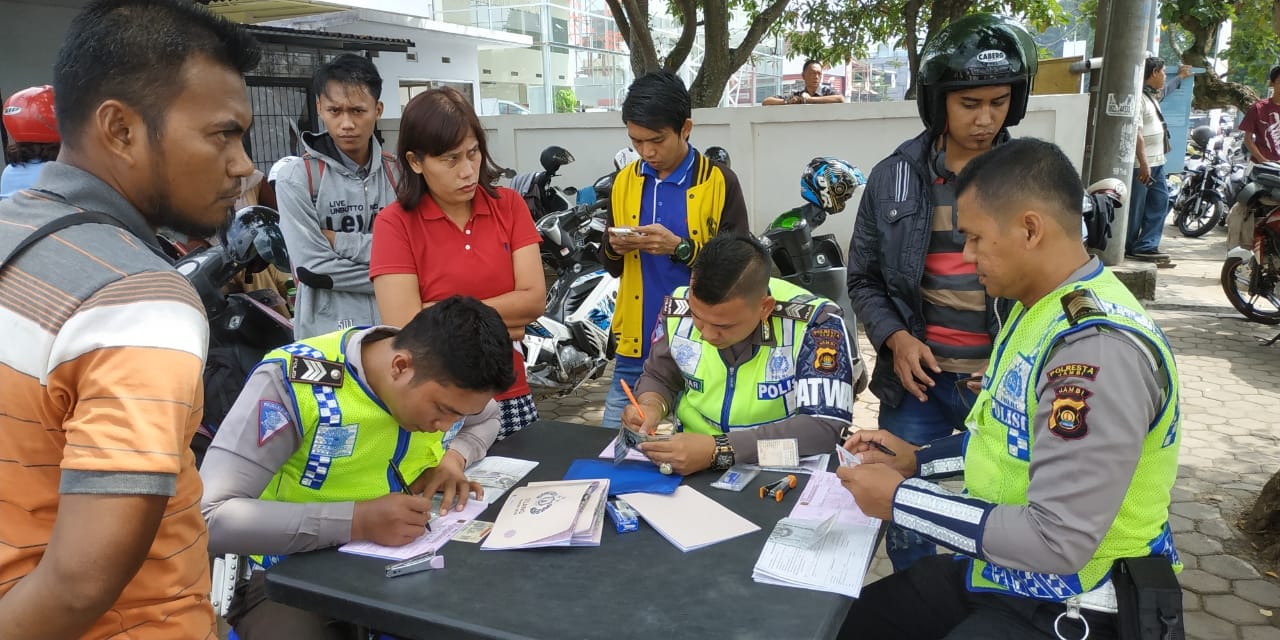 Ganggu Konsentrasi Berkendara, Merokok Sambil Mengemudi Ditilang