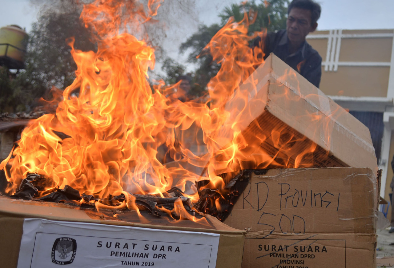 24.887 Surat Suara Pemilih Bandarlampung Dibakar