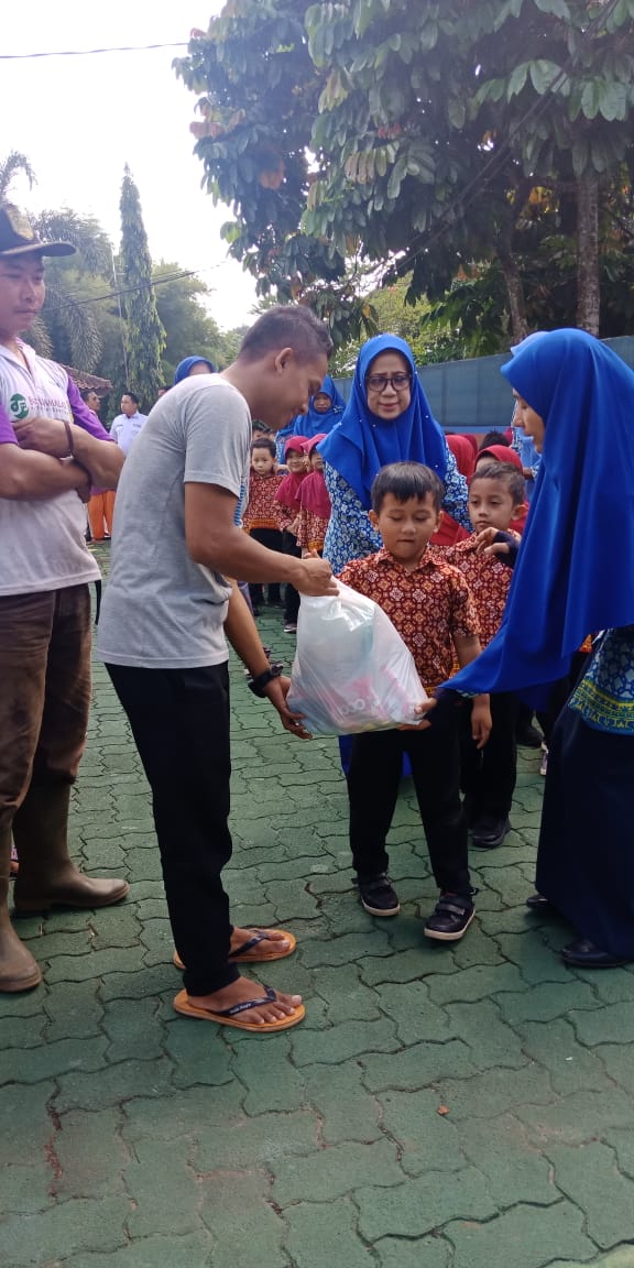 TK Al Kautsar Latih Anak Berbagi Ramadan