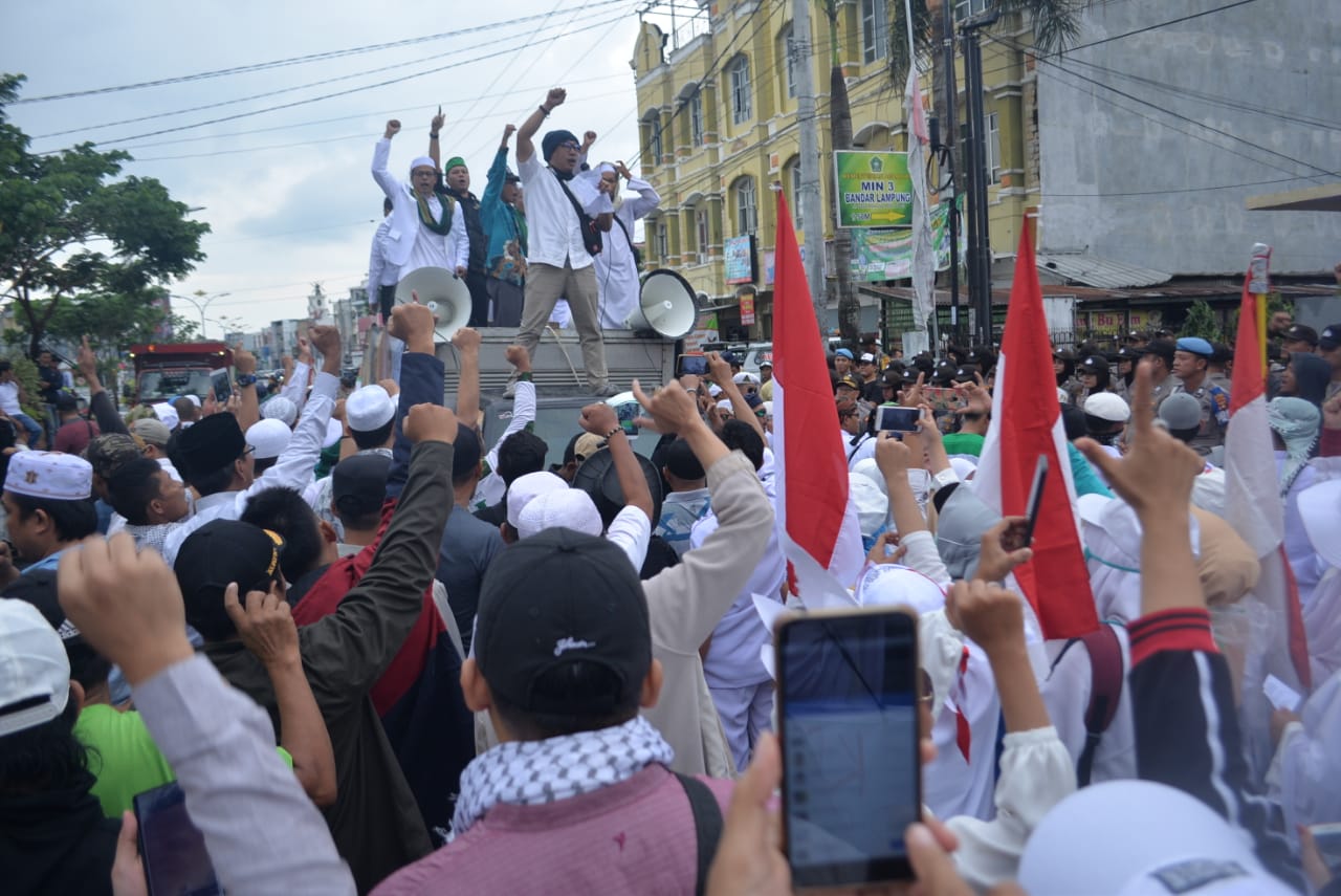 Dinilai Banyak Kecurangan, Ratusan Orang Demo KPU Lampung
