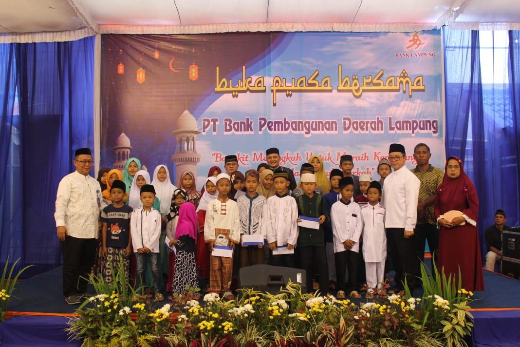 Bank Lampung Santuni Anak Yatim dan Purnabakti