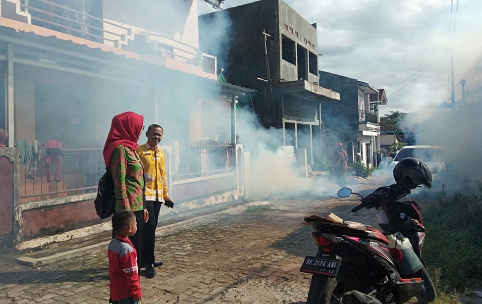 Petugas Fogging Perumahan Gedongmeneng