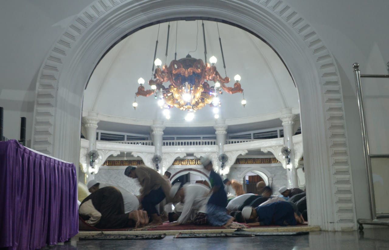 Warga Ramai-ramai Sambut Ramadan dengan Tarawih Bersama