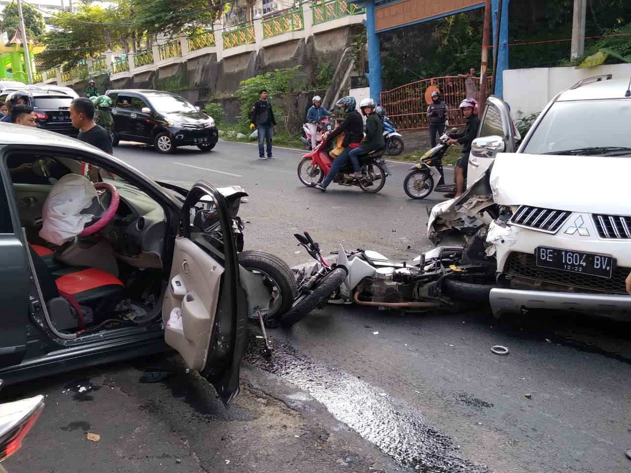 Datsun Vs Pajero, Vixion Ikut Terhantam