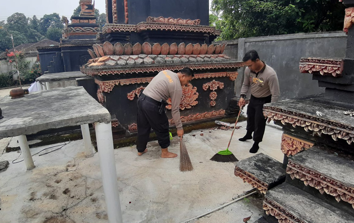 Baksos, Personel Polres Pesawaran Bersihkan Pura dan Bagikan Sembako