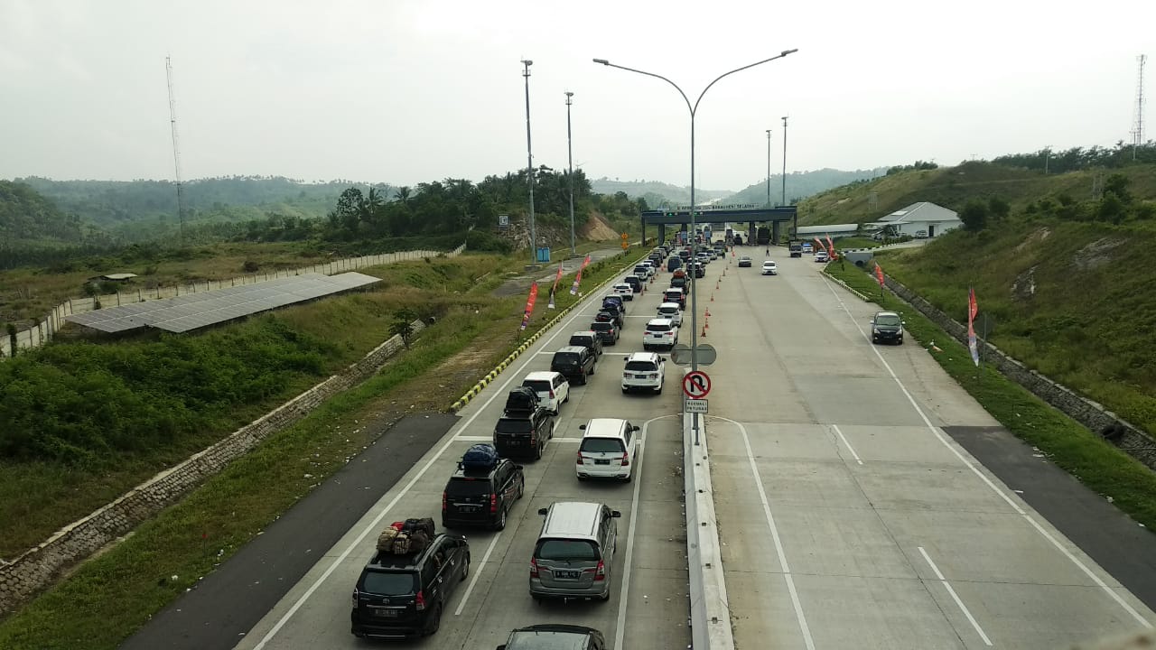 Antrian Kendaraan di Pintu Tol Bakauheni Selatan Hingga 2 Km