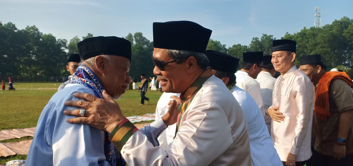 Momen Idul Fitri, Bupati Loekman Ajak Warga Lamteng Bersatu