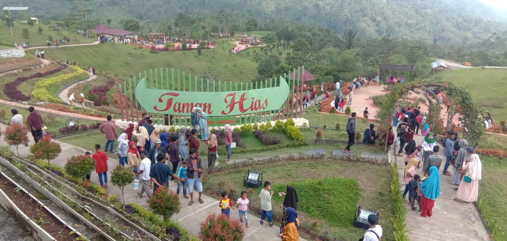 Ribuan Pengunjung Datang ke Kebun Raya Liwa