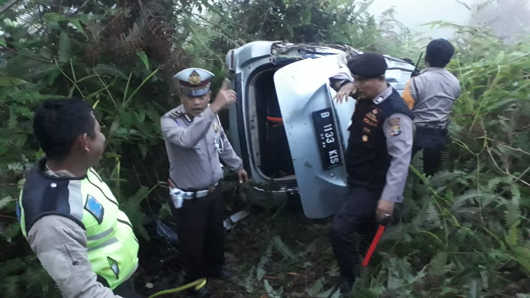 Lepas Kendali, Xenia Terjun ke Jurang 15 Meter