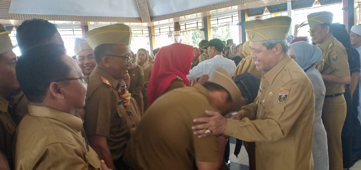 Momen ASN Minta Maaf Lalu Cium Tangan Bupati Lamteng