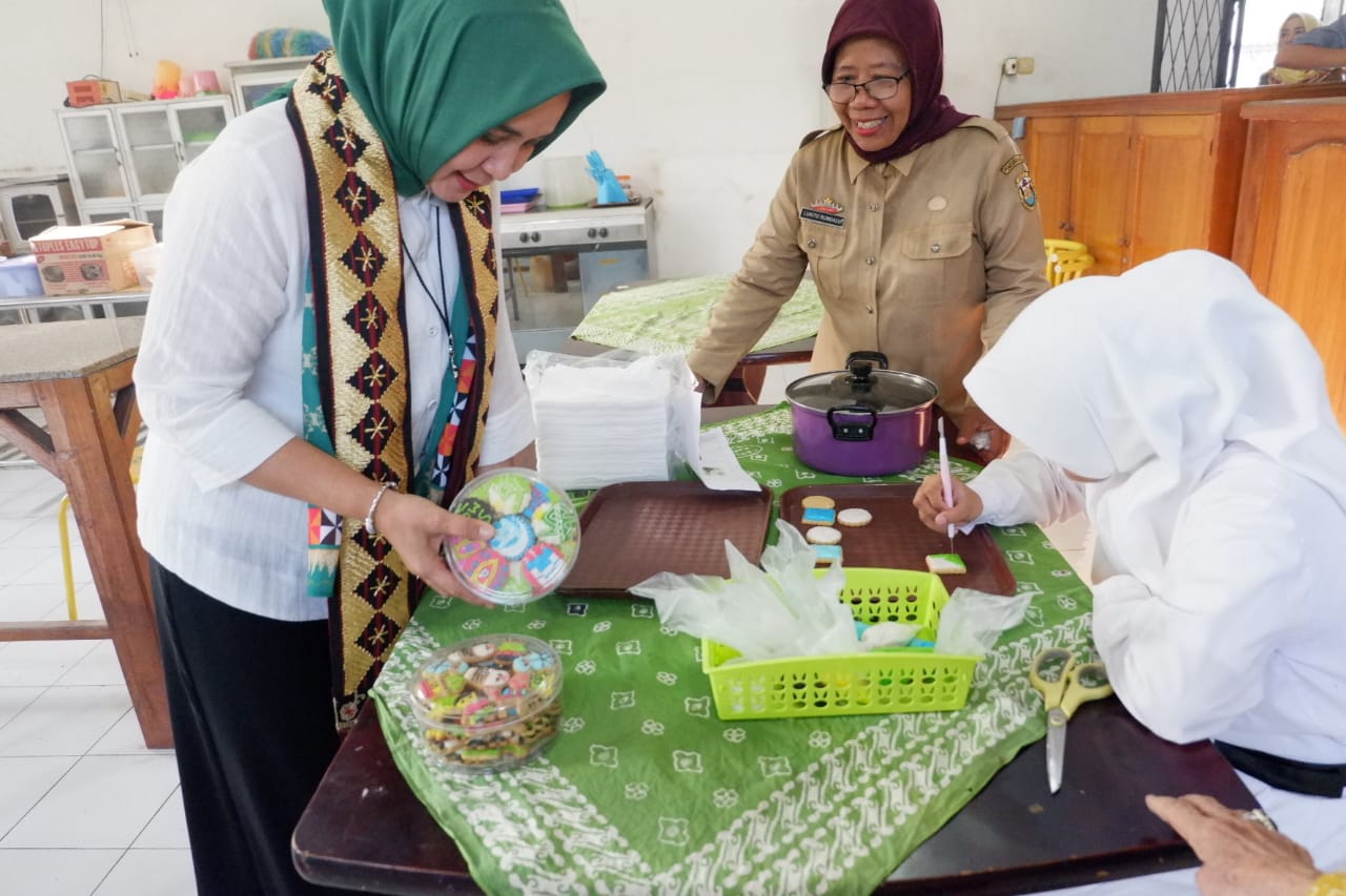 Dekranasda Lampung Fasilitasi Penjualan Hasil Karya Anak Berkebutuhan Khusus