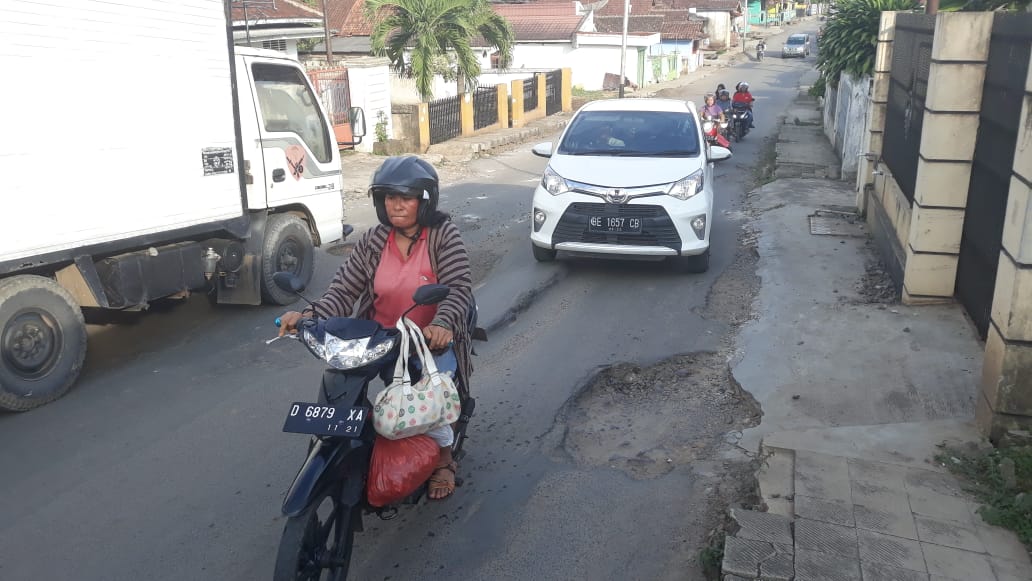 Jalan Rusak Berat, Warga Minta Dinas PUPR Lampura Peka