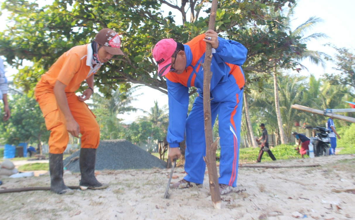 Motivasi Masyarakat, ASN Bersih Pantai Labuhan Jukung