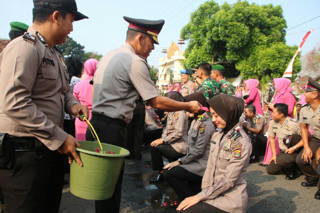 56 Polisi Berprestasi di Metro Naik Pangkat