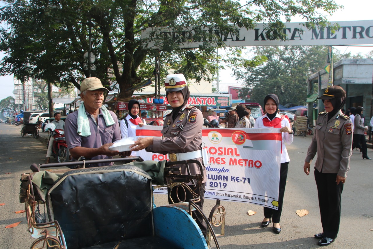 Polwan Sidak Terminal dan Ponpes Metro