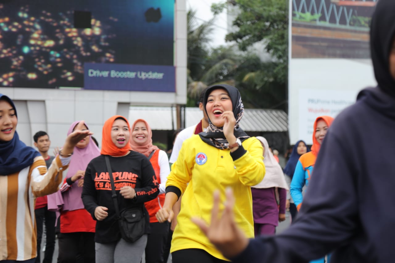 Promosikan LKF, Nunik Ikut Zumba di Tugu Adipura