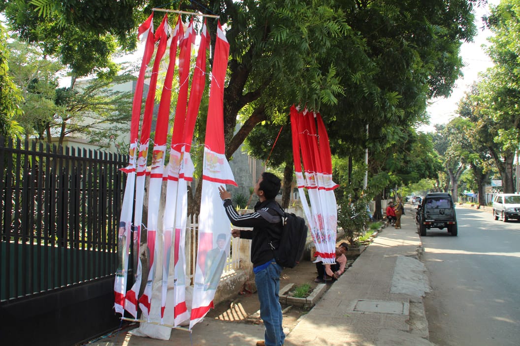 Sepi Pembeli, Pedagang Bendera di Metro Mulai Sepi