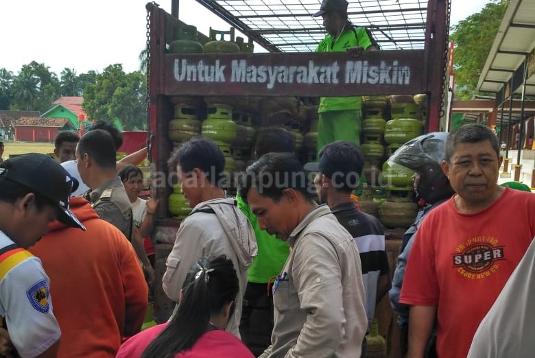 Takut Tidak Kebagian, Warga Saling Dorong Dapatkan Elpiji 3 Kg