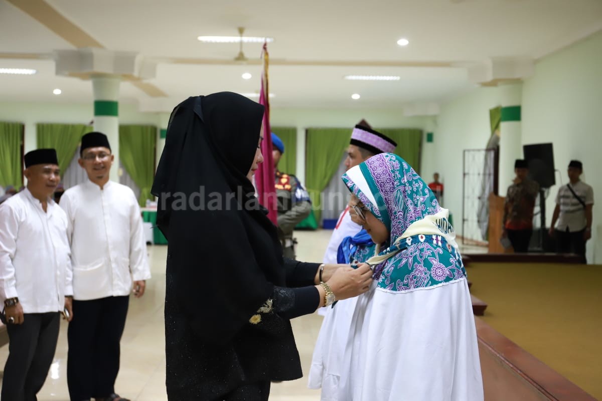 Lepas Jamaah Haji, Winarti Titip Doa untuk Tulangbawang