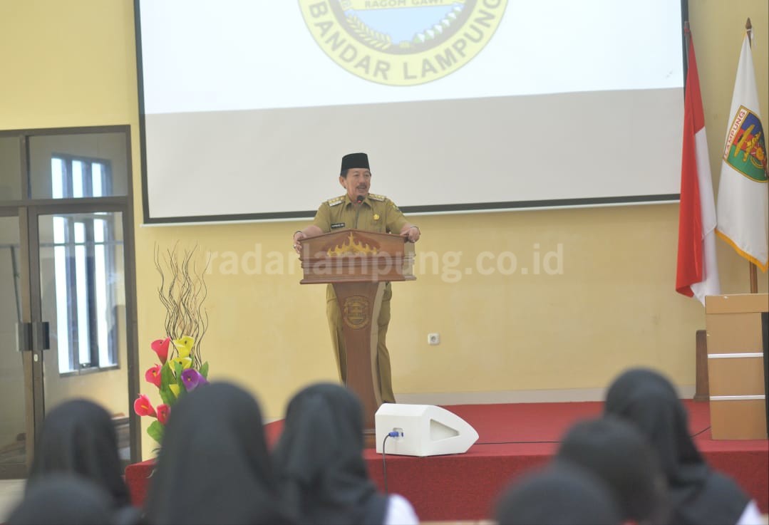 Herman H.N. Serahkan SK Pengangkatan CPNS Kesehatan 