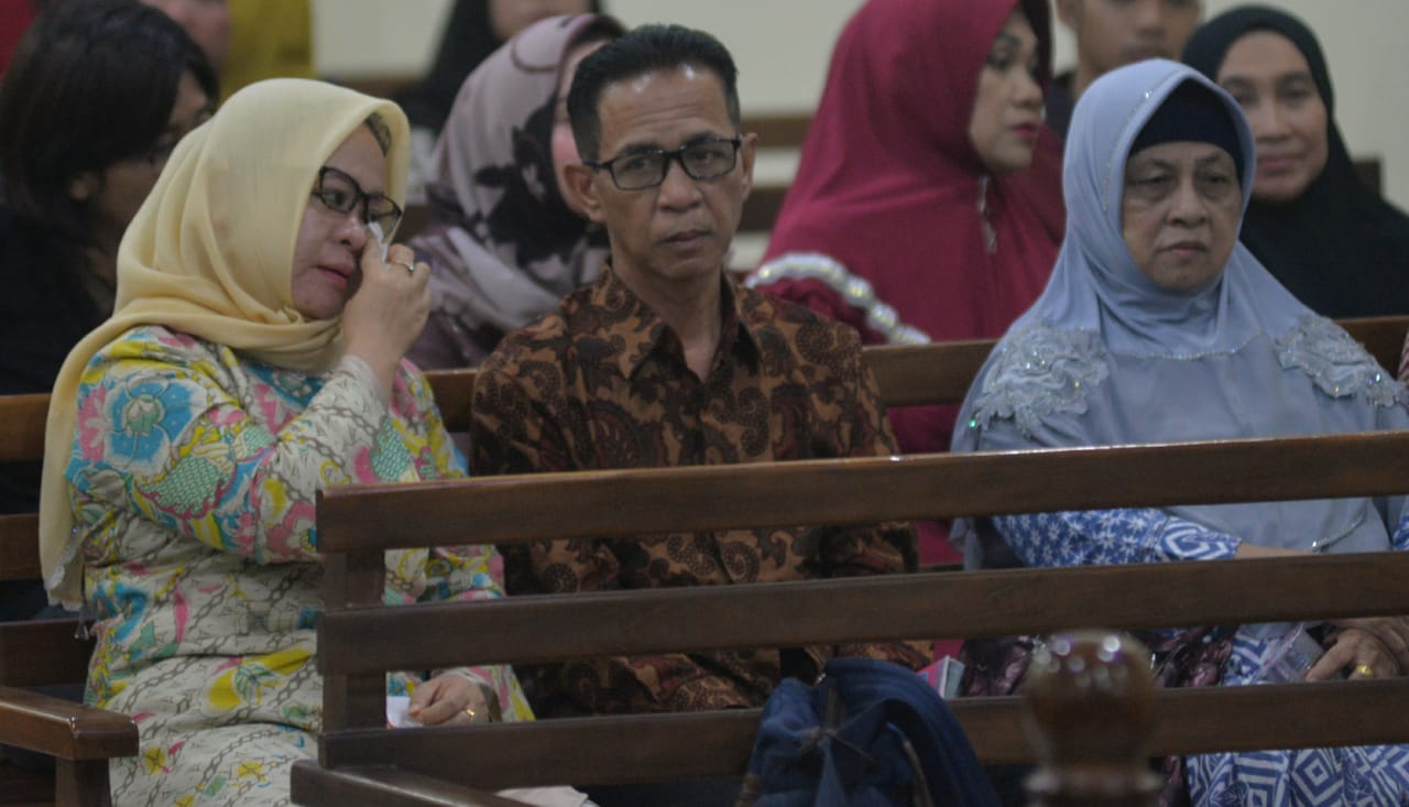 Jelang Sidang Putusan, Istri Khamami Menangis