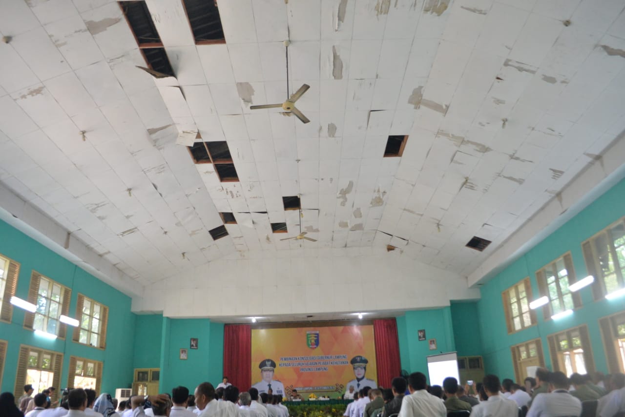 Aula Dishut Lampung Suguhkan Pemandangan Plafon Bolong, Arinal: Cobalah Diperbaiki