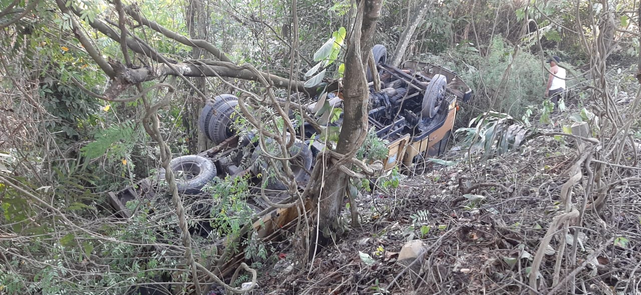 Truk Muatan Kelapa Sawit Masuk Jurang