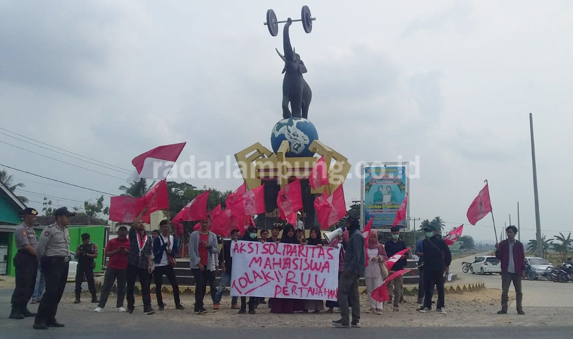 Beda, Mahasiswa Pringsewu Demo Tolak RUU Pertanahan