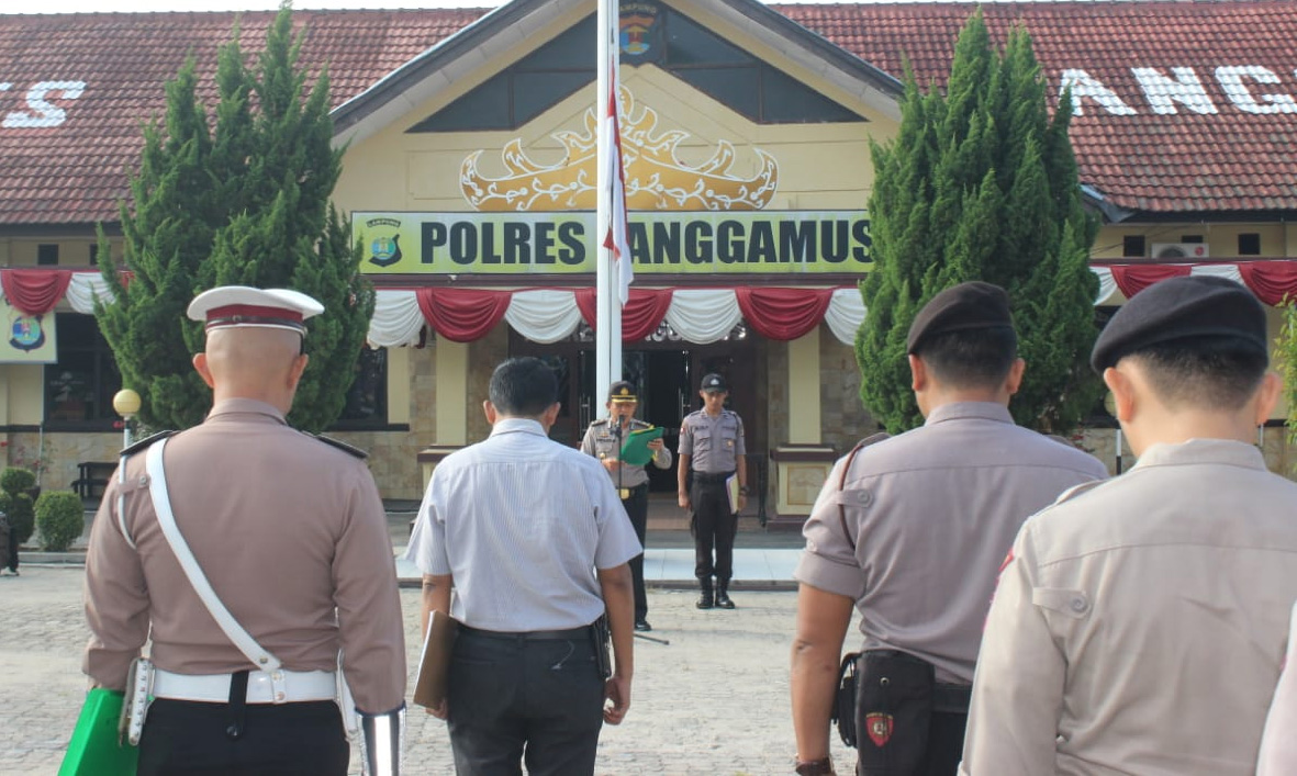 Polres Tanggamus Kibarkan Bendera Setengah Tiang dan Doa Bersama