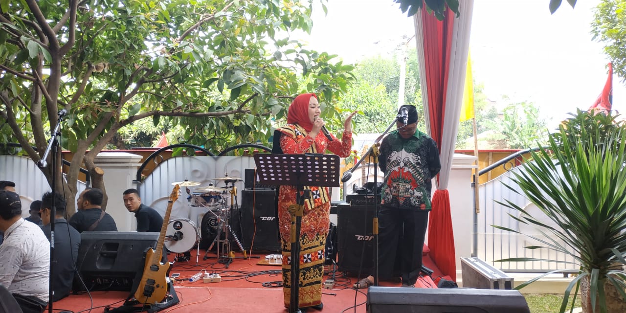 Tasyakuran, Anggota DPRD Lampung Ini Tahan Haru
