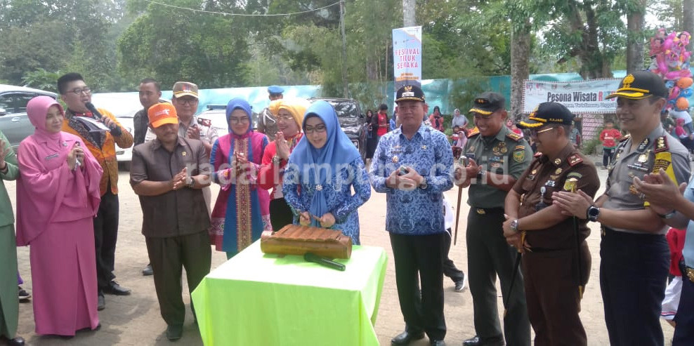 Pukul Cetik, Bupati Buka Festival Teluk Semangka 2019