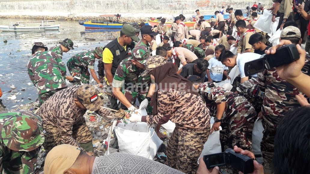 Peringati Tahun Baru Islam, Kwarcab Pramuka Bandarlampung Bersih-Bersih Pantai