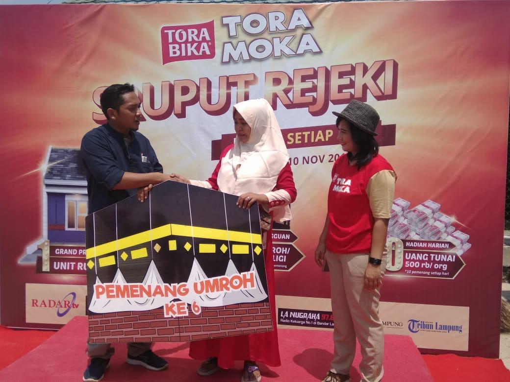 Heni Dapat Hadiah Umrah dari Toramoka