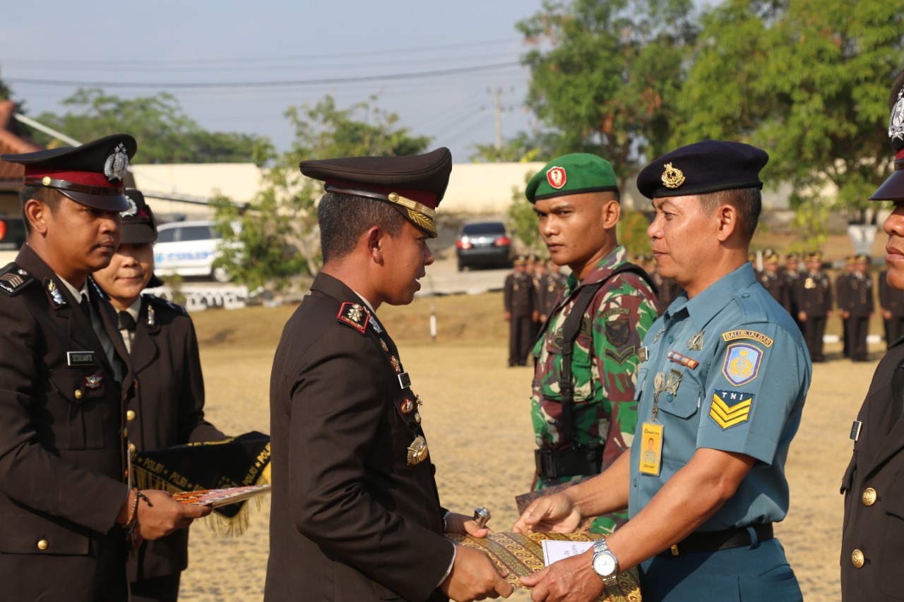 Kesaktian Pancasila Momentum Kapolres Lampura Beri Penghargaan Personil TNI dan Polri