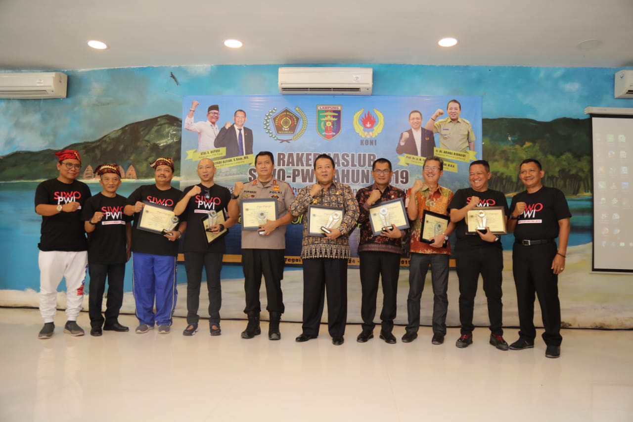Komitmen Majukan Olahraga, Gubernur Lampung Bersama Enam Orang Pihak Dapat Penghargaan