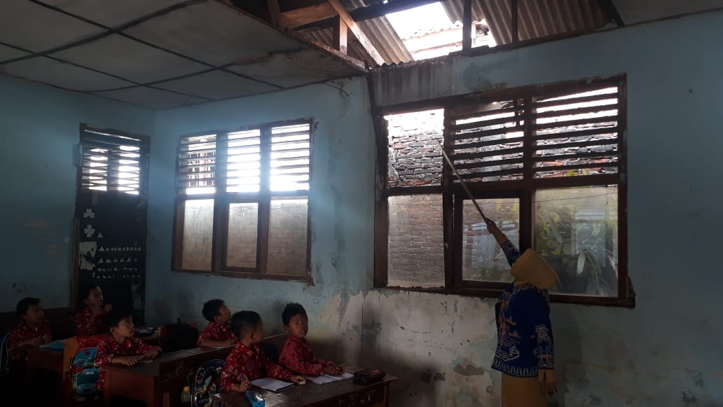 Miris, Atap Ruang Belajar SDN 18 Pesawaran Bolong