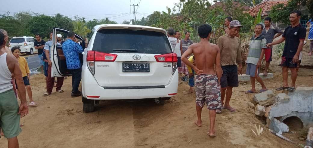 Mobil Dinas Camat Lambu Kibang Tabrak Gorong-gorong